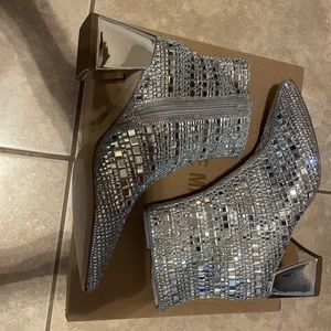 Unused elaria Rhinestones boots Steve Madden size 6.5